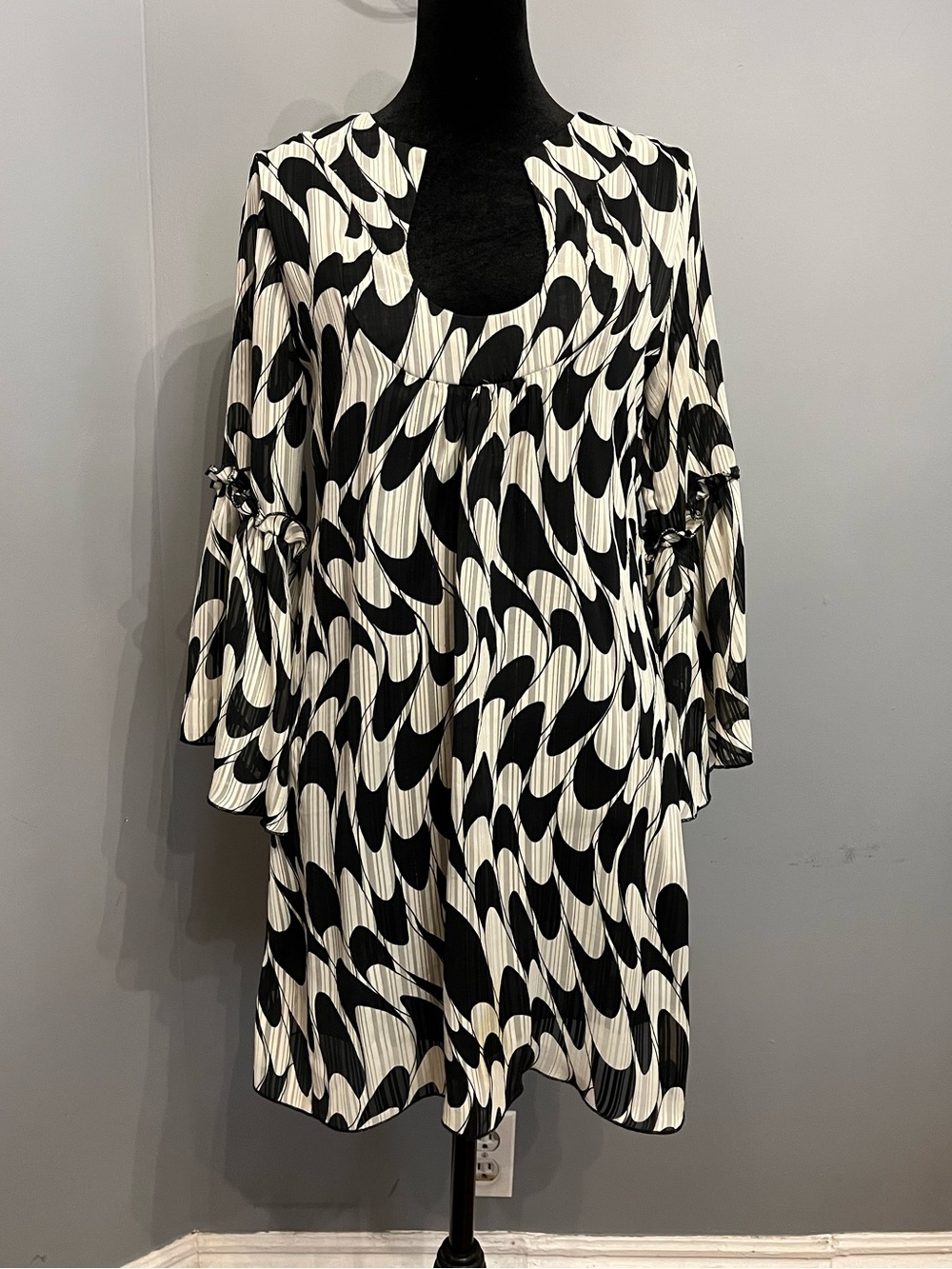 Romeo & Juliet Couture Black & White 3/4 Bell Sleeved Mini Dress, size M